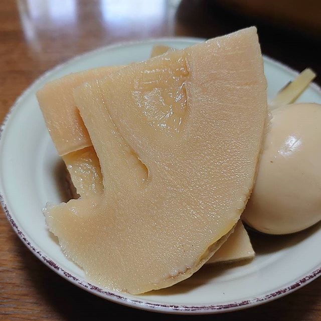 筍姫の煮物(卵つき)大きいタケノコは、穂先～元までいろいろな味わいが！今日は、元の部分のたいたやつ先の方よりも味が濃く凝縮されてる感じですごはんもすすむし、お酒もすすむやつですね#筍姫 #阿波たけのこ農園 #筍姫の里 #タケノコ #タケノコレシピ #国産 #国産タケノコを食べよう #煮物 #japan #tokushima #bambooshoots