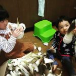 兄弟でタケノコむきむき