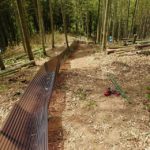 竹やぶにタケノコ用のすべり台