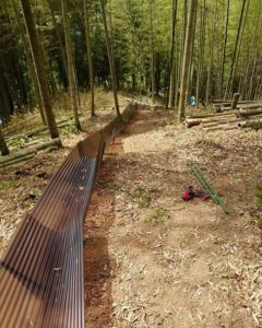 竹やぶにタケノコ用のすべり台