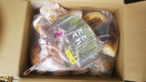 掘りたてタケノコの「元切り」と「梱包」の様子