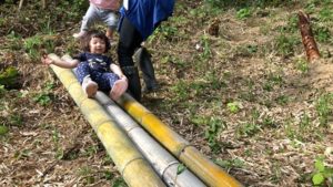 竹の滑り台^_^よっこいしょ～