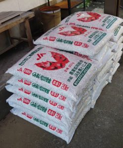 タケノコ生産販売に必須！竹林に肥料まき