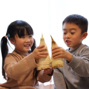 仲良くタケノコむき