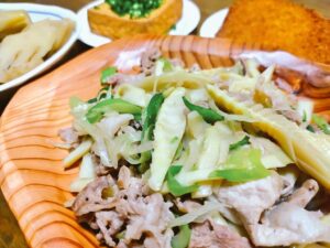 春の自家製スタ丼　にんにく豚タケノコ炒め