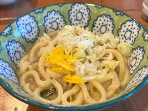 うどんに刻んだ柚子皮を入れると劇的に旨くなります！