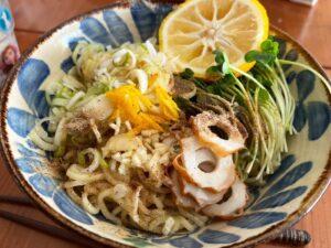 徳島の食材たっぷり♪ ゆずの香りでさっぱりな油そば