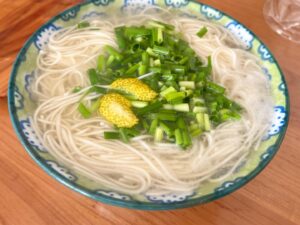 柚子皮とネギたっぷりの温そうめん