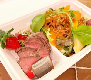 WUTO WURK　冬野菜とローストビーフのサラダをテイクアウト！