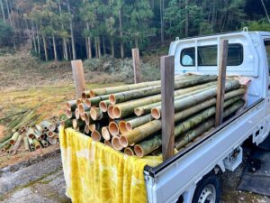 竹パウダー用の竹運び　軽トラにガンガン積んでいきます