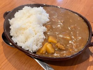 ハイカロリーハイリターンな「なみなみカレーライス」