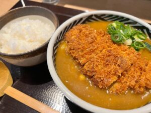 優勝阿南グルメ　かまたまーるさんで「カツカリーうどん」
