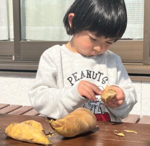 集中力を養う たけのこの皮むき 《里山の食育》