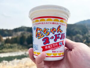 お外で食べる金ちゃんヌードル