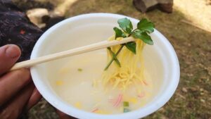 里山・竹林の水路で育てたクレソンをトッピングした優勝ラーメン