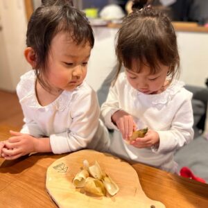 こどものお手伝い たけのこの皮むき