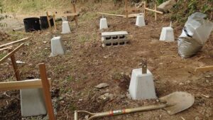 じいじのDIY　なんだか基礎が据付けられてます