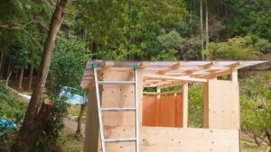 じいじの里山DIY　秘密基地の屋根が完成！