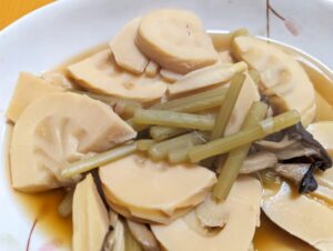 タケノコと地フキ炊いたやつ