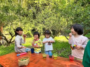 竹林・里山ビオトープでおやつタイム