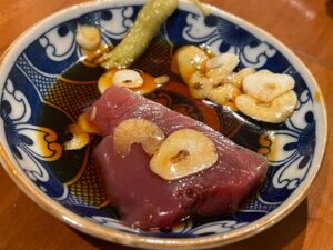 ニンニクたっぷりがオススメ！旬の鰹の刺身