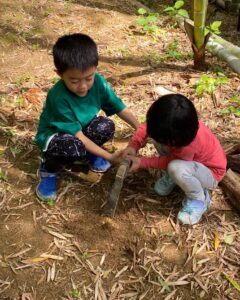 2人で仲良くたけのこ掘り♪