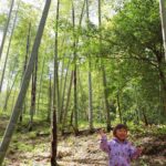 竹林でたけのこポーズ