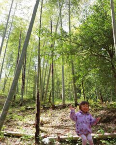 竹林でたけのこポーズ