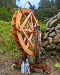 里山ビオトープに水車登場！