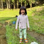 どろんこになってアカハライモリ探し