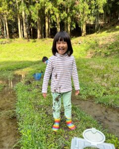 どろんこになってアカハライモリ探し