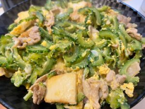 緑のカーテンが大成長！ゴーヤーチャンプルーでいただきます！